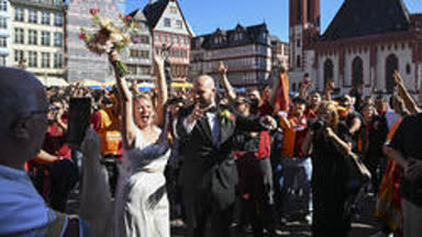 Gala-Fans crashen Hochzeit am Frankfurter Römer