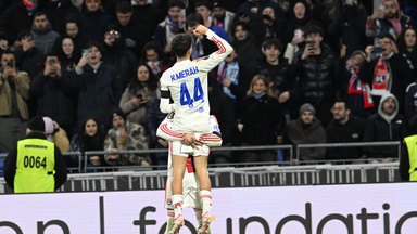 Lyon gewinnt "Fußballfeuerwerk"