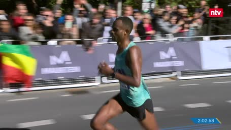 Irrer Schlusssprint: Mengesha gewinnt den Berlin-Marathon