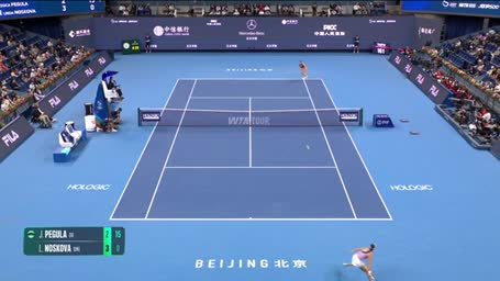 Highlights: Noskova ringt sich gegen Pegula ins Finale