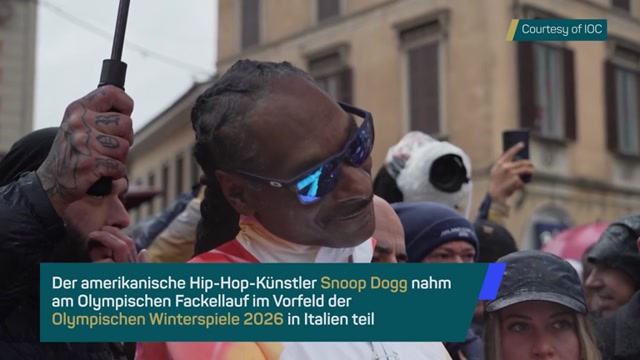 Snoop Dogg trägt die Olympische Fackel