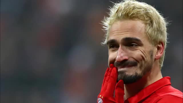 "Kommt 'ne Blondine zum Fußballspiel..."