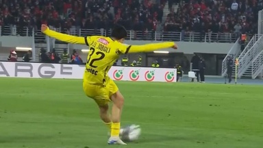 Wie macht er den denn? Ist das das irrste Tor des Jahres?