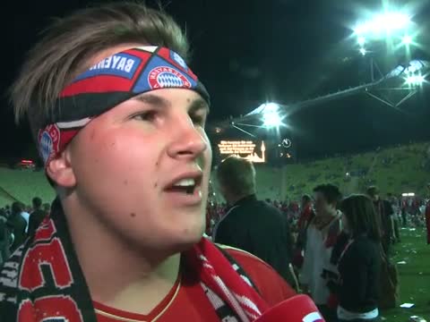 FC Bayern Fans am Boden nach Champions League Finale