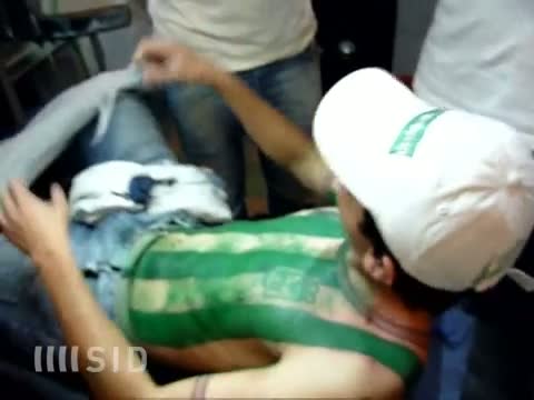 Fußball-Fan lässt sich Trikot auf den Oberkörper tätowieren