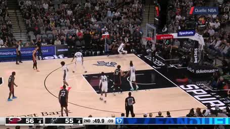 Wembanyama bekommt den Dunk ins Gesicht