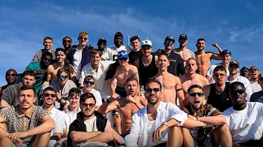 So GEil lässt es der FC Schalke auf Ibiza krachen