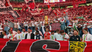 So ausgelassen feiern die Fans vom VfB Stuttgart