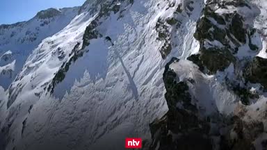 Waghalsige Freerider stürzen sich die Berge runter