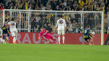 Ecke, Elfer - Fener trifft und lässt Stadion erbeben