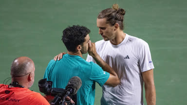 Zverev tröstet Gegner nach Aufgabe