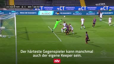 Kurios: Keeper streckt zwei Mitspieler zu Boden