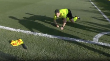 Hoppla! Linienrichter crasht an der Seitenlinie