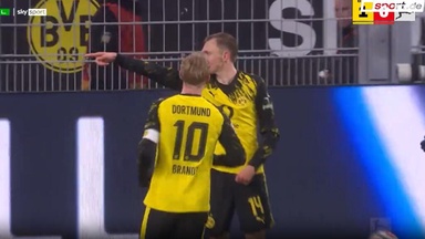 BVB-Star feiert Bude mit Darts-Jubel BVB-Star feiert Bude mit Darts-Jubel