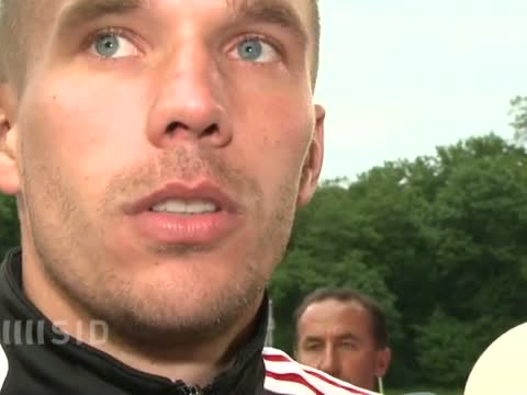 Viel Prominenz beim Benefizspiel von Podolski