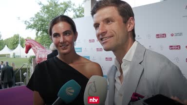 Thomas Müller unterstützt Frau Lisa beim CHIO