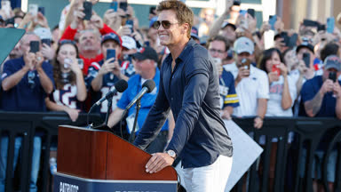 Tom Brady witzelt über eigene Statue