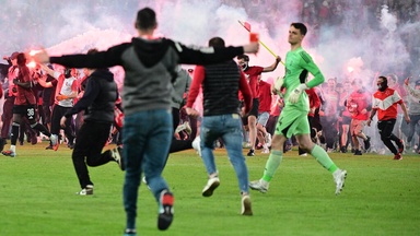 Platzsturm mit Bengalos: Derby-Eskalation in Prag Platzsturm mit Bengalos: Derby-Eskalation in Prag
