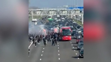 Ajax-Ultras stürmen Autobahn und heizen ein