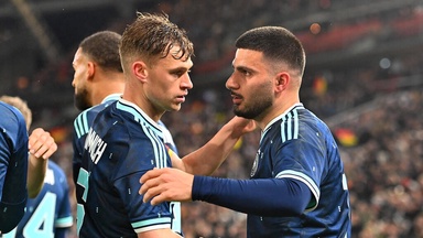 Kimmich unterbricht Undav: "Hör' auf, dich selber zu loben" Kimmich unterbricht Undav: "Hör' auf, dich selber zu loben"