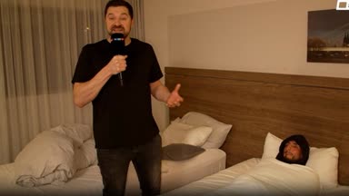 Irre! MMA-Kämpfer liegt als Mumie im Hotel-Bett