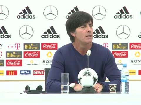 Löw fordert volle Konzentration auf Griechenland