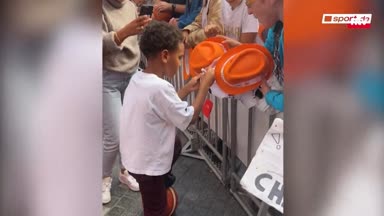 Süüüß! Auch Schröders Sohn schreibt Autogramme