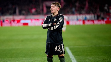 Karl jubelt mit Vorbereiter Diaz