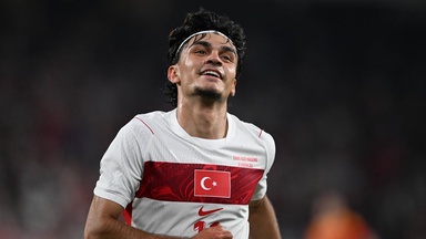 Eintracht-Star Uzun zaubert bei Türkei-Gala Eintracht-Star Uzun zaubert bei Türkei-Gala
