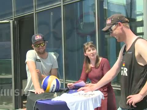 Brink und Reckermann stiften Olympia-Souvenir