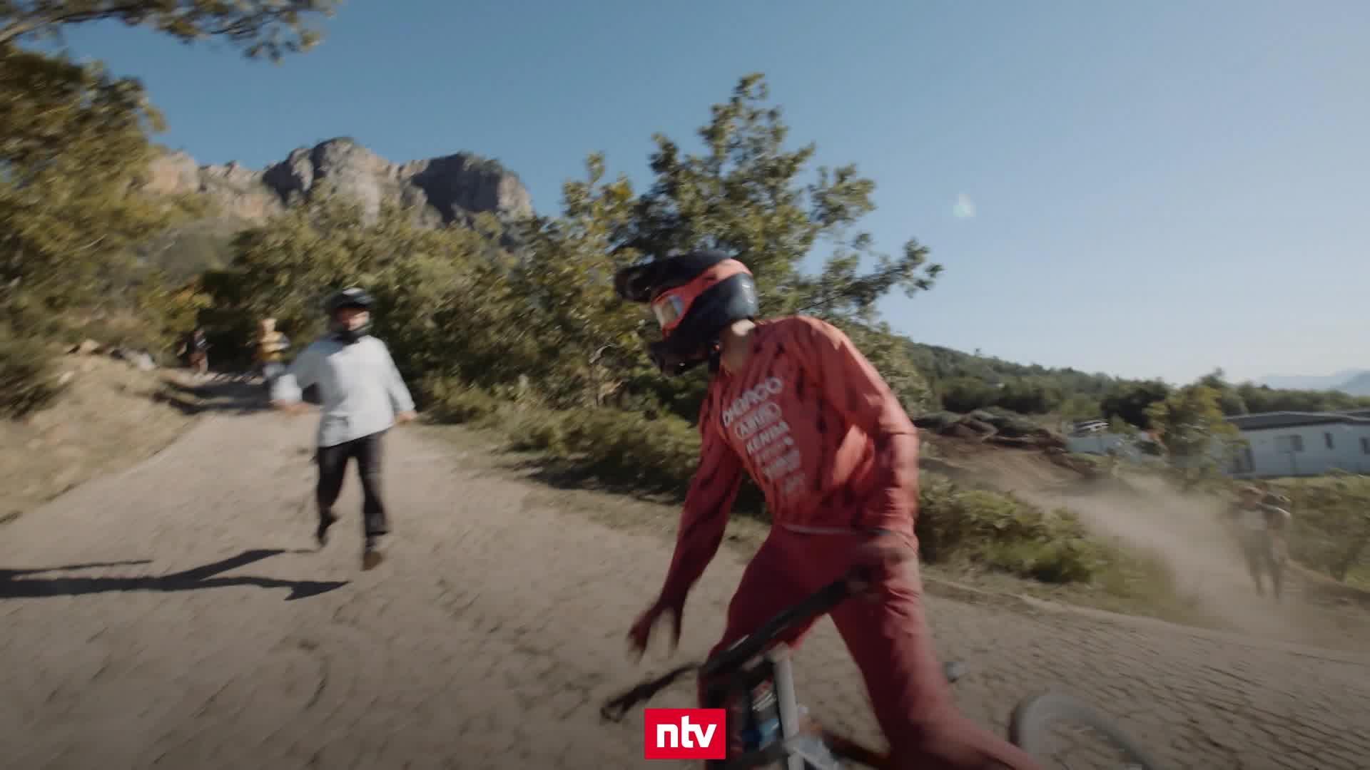 Mountainbiker zeigt irren Weltrekord-Salto