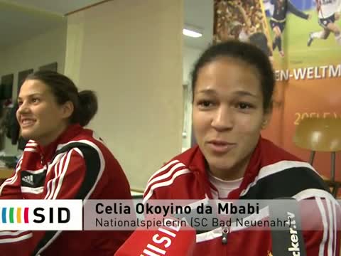 Marozsan und Okoyino da Mbabi besuchen Wolfsburger Grundschule