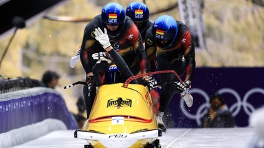 Doppel-Gold! Lochner jubelt auch im Viererbob