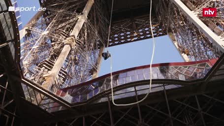 Klettern extrem: Irrer Weltrekord am Eifelturm