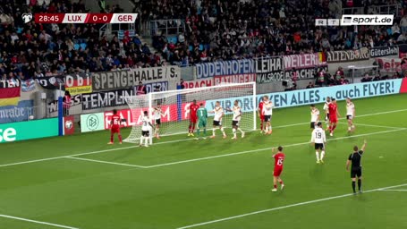 Freche Ecke! Baumann verhindert das 0:1 Freche Ecke! Baumann verhindert das 0:1