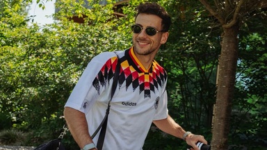 In Retro-Trikots: DFB-Stars treffen im Quartier ein In Retro-Trikots: DFB-Stars treffen im Quartier ein
