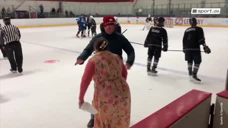 Wütende Eishockey-Mama stürmt aufs Eis