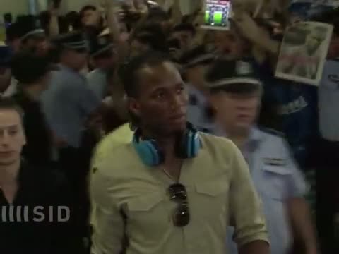 300 begeisterte Fans empfangen Drogba in China