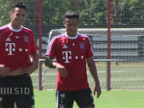 Thiagos erstes Bayern-Training: Von Scheu keine Spur