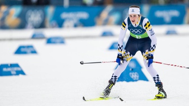Irre Szenen! Langlauf-Star mit einem Skier unterwegs Irre Szenen! Langlauf-Star mit einem Skier unterwegs