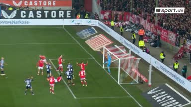 Vor der Linie! Hier rettet der FCK-Keeper Vor der Linie! Hier rettet der FCK-Keeper