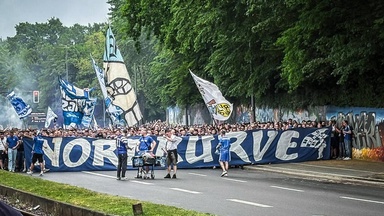 Euphorie bei S04: Fanmarsch legt Gelsenkirchen lahm