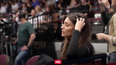 Hier drückt Sophia Thomalla ihrem Alex die Daumen