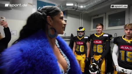 Micaela Schäfer zu Gast beim Football-Training Micaela Schäfer zu Gast beim Football-Training