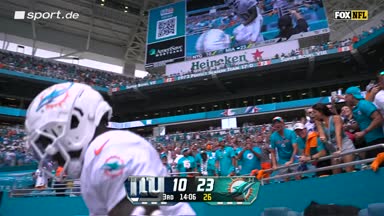 Hill übergibt Ball nach TD an speziellen Fan