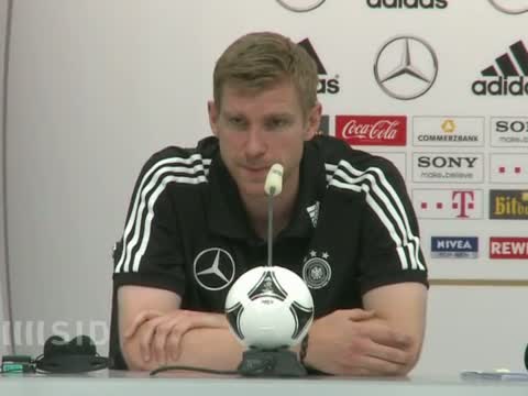 Mertesacker: "Jeder kann als Abwehrchef spielen"