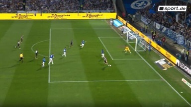 Schuhen pariert mit dem Fuß!