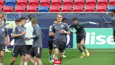 Ankunft im Team-Hotel: Das DFB-Team startet ins WM-Jahr