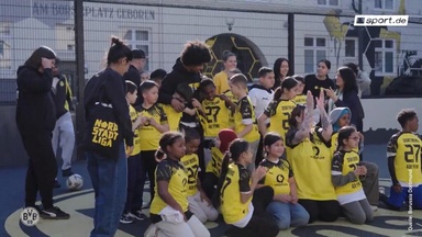 Hier leistet Adeyemi seine "Mystery Box"-Strafe ab