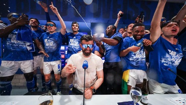 Bierdusche für Muslic: Schalke-Helden stürmen PK